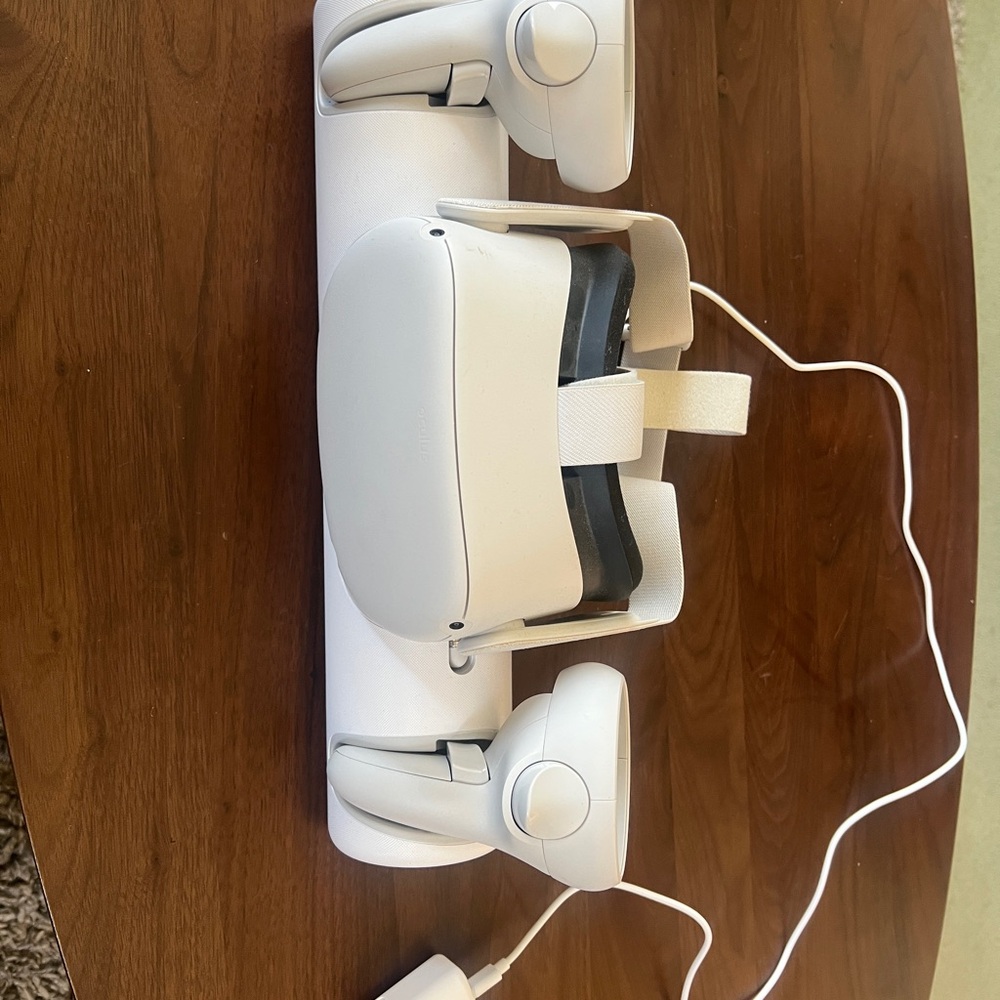 Meta Oculus Quest 2 256GB Standalone
VR Headset - White  with Charging Station!